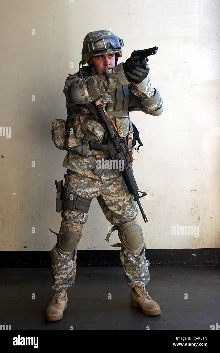 Stati Uniti Esercito nazionale Guard Cpl. Andrew lettino pone con una porzione della ruota dentata usurata in battaglia presso il National Guard Armory di Richmond, Calif. Mercoledì, Ottobre 03, 2007. (Dean Coppola/Contra Costa Times) Foto Stock