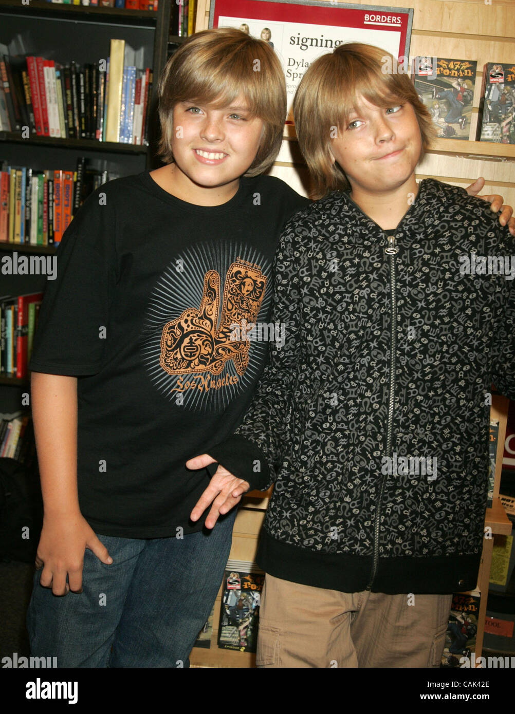 Sep 19, 2007 - New York, NY, STATI UNITI D'AMERICA - Teen stelle Dylan Sprouse e Cole Sprouse promuovere la loro graphic novel "Showdown: 47 R.O.N.I.N. Episodio 2" tenutasi presso le frontiere libri Time-Warner Center. (Credito Immagine: © Nancy Kaszerman/ZUMA Press) Foto Stock