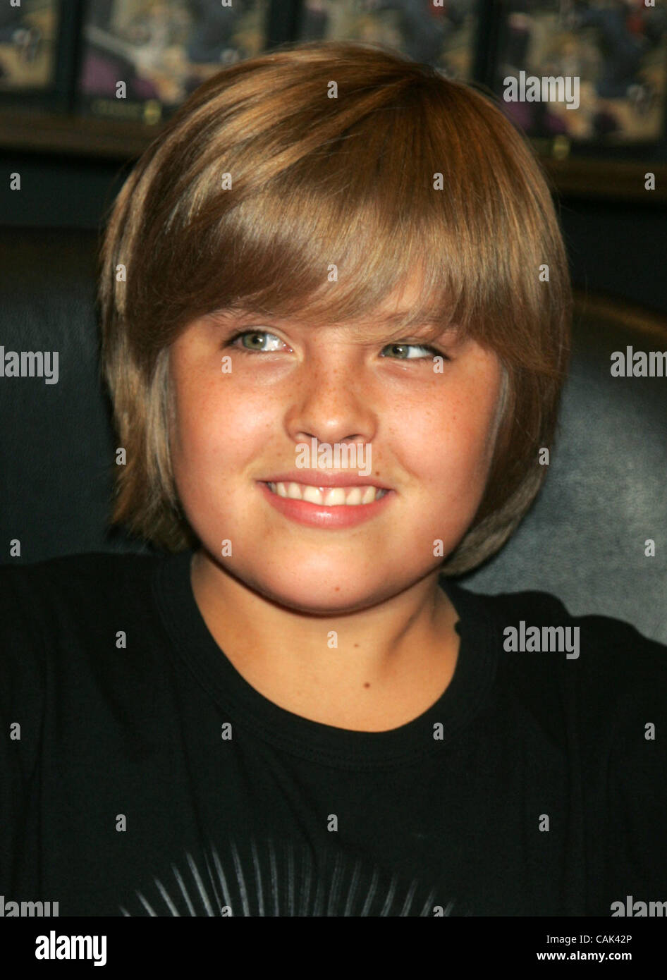 Sep 19, 2007 - New York, NY, STATI UNITI D'AMERICA - Teen Star Dylan Sprouse promuove la sua graphic novel "Showdown: 47 R.O.N.I.N. Episodio 2" tenutasi presso le frontiere libri Time-Warner Center. (Credito Immagine: © Nancy Kaszerman/ZUMA Press) Foto Stock