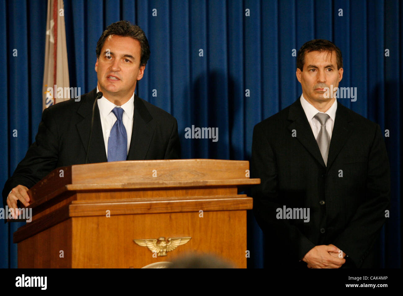 Settembre 20, 2007 - New York, NY, STATI UNITI D'AMERICA - MICHAEL GARCIA, Stati Uniti avvocato per il distretto meridionale di NY, E DAVID CARDONA, agente speciale in carica della divisione criminale del NY field office del FBI, tenere una conferenza stampa per annunciare le accuse contro Norman Hsu, 56, in un $60 milioni di frode Foto Stock