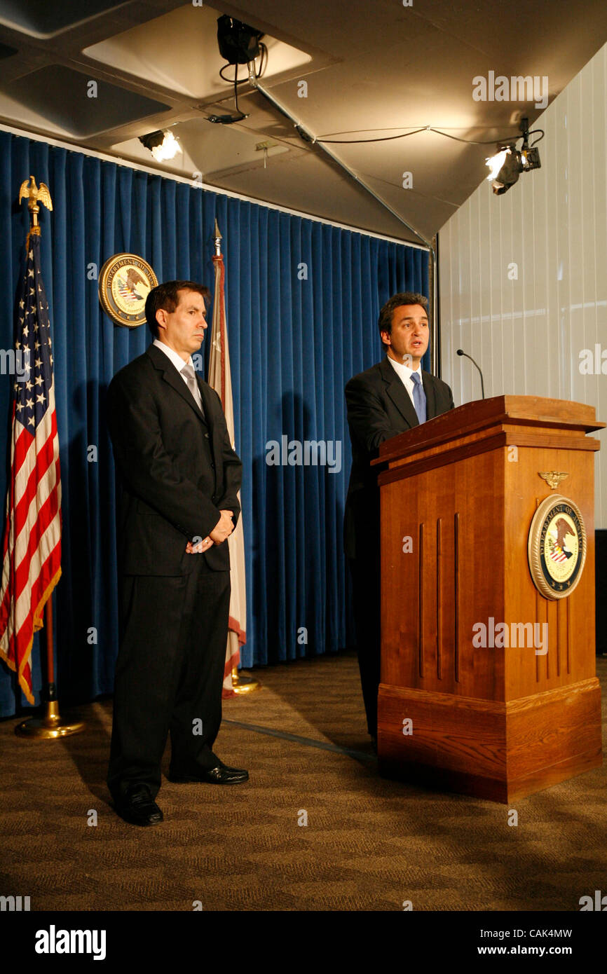 Settembre 20, 2007 - New York, NY, STATI UNITI D'AMERICA - MICHAEL GARCIA, Stati Uniti avvocato per il distretto meridionale di NY, E DAVID CARDONA, agente speciale in carica della divisione criminale del NY field office del FBI, tenere una conferenza stampa per annunciare le accuse contro Norman Hsu, 56, in un $60 milioni di frode Foto Stock