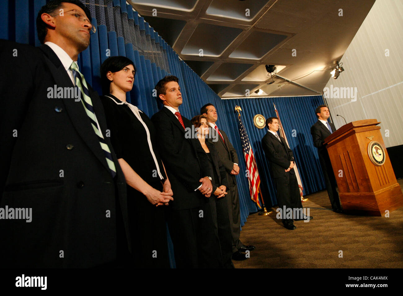 Settembre 20, 2007 - New York, NY, STATI UNITI D'AMERICA - MICHAEL GARCIA, Stati Uniti avvocato per il distretto meridionale di NY, E DAVID CARDONA, agente speciale in carica della divisione criminale del NY field office del FBI, tenere una conferenza stampa per annunciare le accuse contro Norman Hsu, 56, in un $60 milioni di frode Foto Stock