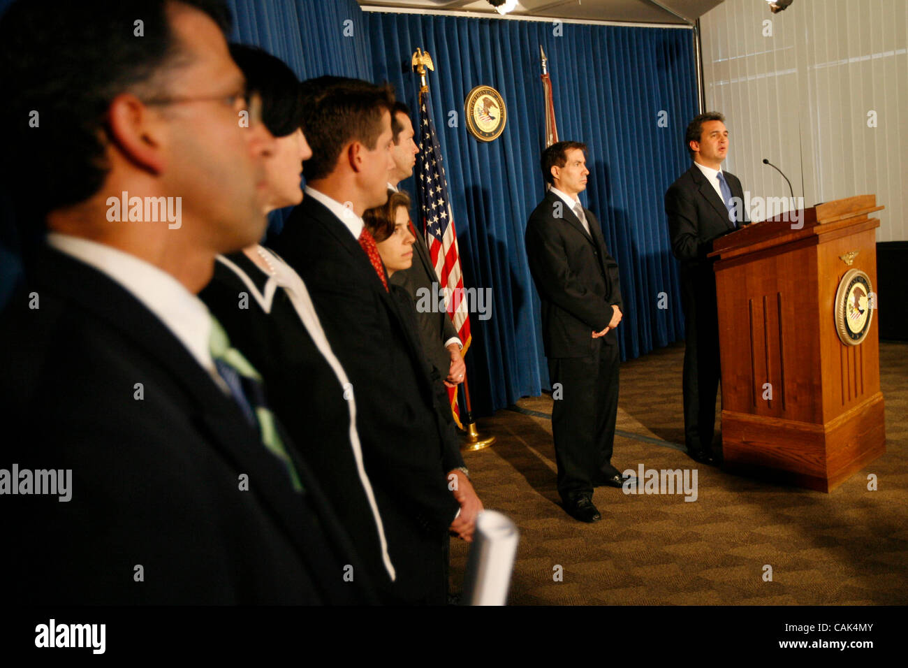 Settembre 20, 2007 - New York, NY, STATI UNITI D'AMERICA - MICHAEL GARCIA, Stati Uniti avvocato per il distretto meridionale di NY, E DAVID CARDONA, agente speciale in carica della divisione criminale del NY field office del FBI, tenere una conferenza stampa per annunciare le accuse contro Norman Hsu, 56, in un $60 milioni di frode Foto Stock