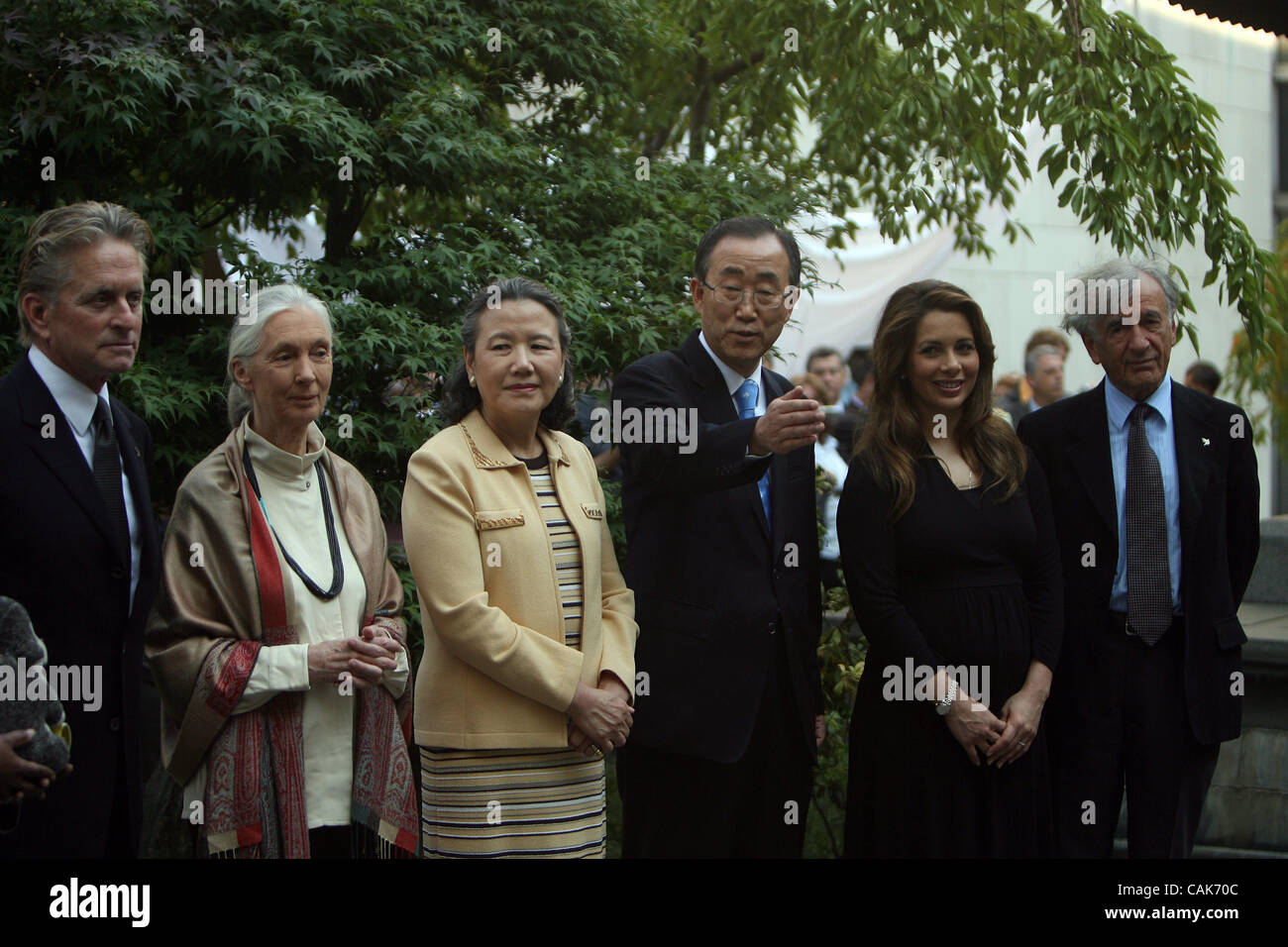 Nazioni Unite il Segretario Generale Ban Ki-moon, la quarta da sinistra, pone con sua moglie divieto presto-taek, terzo da sinistra, e l'ONU messaggeri di pace durante la campana della pace cerimonie presso la sede delle Nazioni Unite venerdì, sept. 21, 2007. Essi sono, da sinistra, Michael Douglas, Jane Goodall, principessa haya BINT1 husse Foto Stock