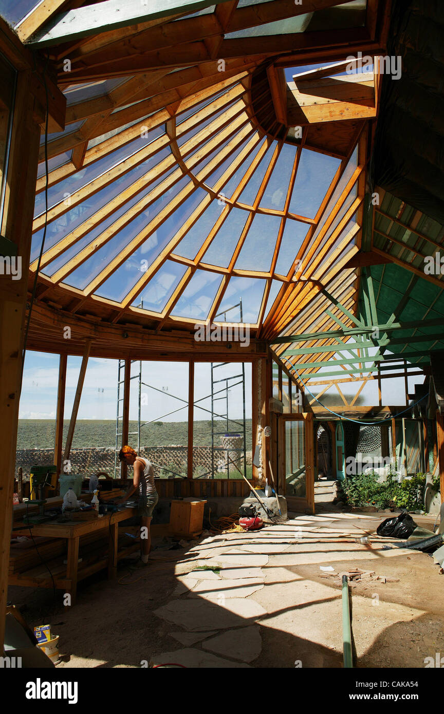 Un Earthship in durante la costruzione nel grande mondo Earthship comunità al di fuori di Taos, Nuovo Messico il 7 agosto 2007. Negli ultimi trenta anni eco architetto Michael Reynolds è stata la progettazione Earthships- autosufficiente, off-grid alloggio costruiti di pneumatici riciclati, lattine e bottiglie. La Reynolds Foto Stock