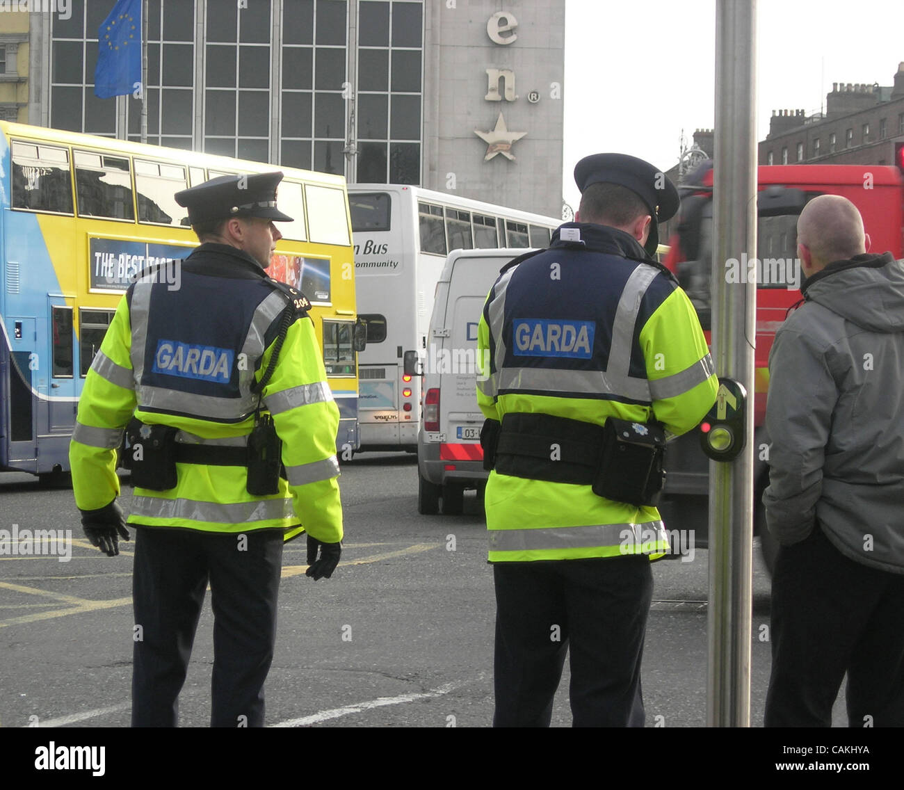 Set 18, 2007 - Dublino, Irlanda - Due membri della Gardai Siochana forza di polizia nel centro cittadino di Dublino, Irlanda. La Gardai è uno del mondo alcuni armati in uniforme delle forze di polizia. Sebbene le forme gravi di criminalità è in aumento in Irlanda nel corso degli ultimi quindici anni come valori sociali il cambiamento e il paese abso Foto Stock