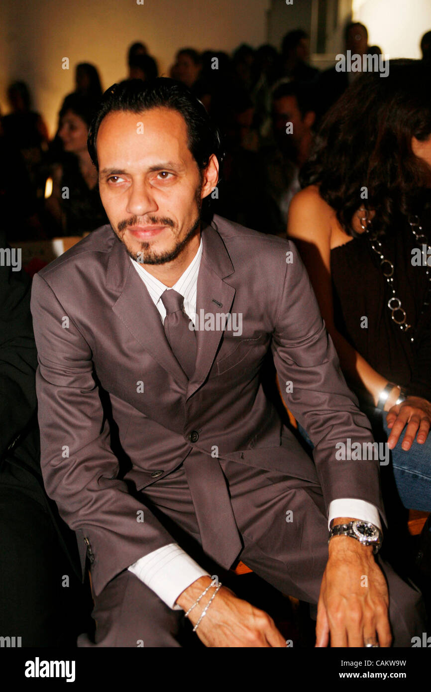Marc Antony fila anteriore a poco dolce di J Lo spettacolo in pista durante la Mercedes Benz Fashion Week primavera 2008. Presso il fascio di occhio studios in Settembre 11, 2007. Foto Stock