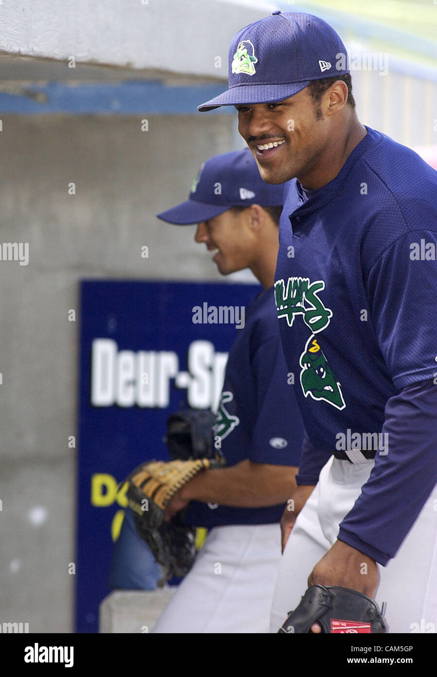 7 maggio 2003 - Grand Rapids, Michigan, Stati Uniti - Prince Fielder, primo baseman per la Beloit lutiani, si prepara per una partita contro la West Michigan in Grand Rapids, Michigan il 7 maggio 2003. (Credito Immagine: © Mark Bialek/ZUMAPRESS.com) Foto Stock