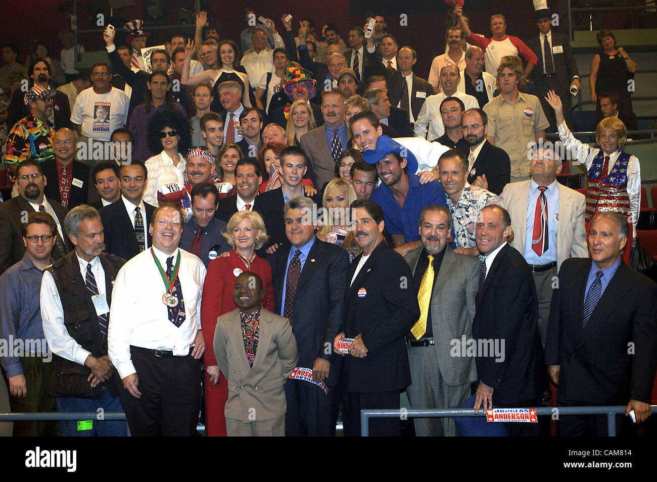 Sett. 22, 2003 - di Burbank, California, Stati Uniti d'America - Televisione talk show host Jay Leno è visto con alcuni dei novanta-odd California gubernatorial i candidati che hanno accettato di figurare in massa su Tonight Show. (Credito Immagine: Â© Brian Cahn/ZUMAPRESS.com) Foto Stock