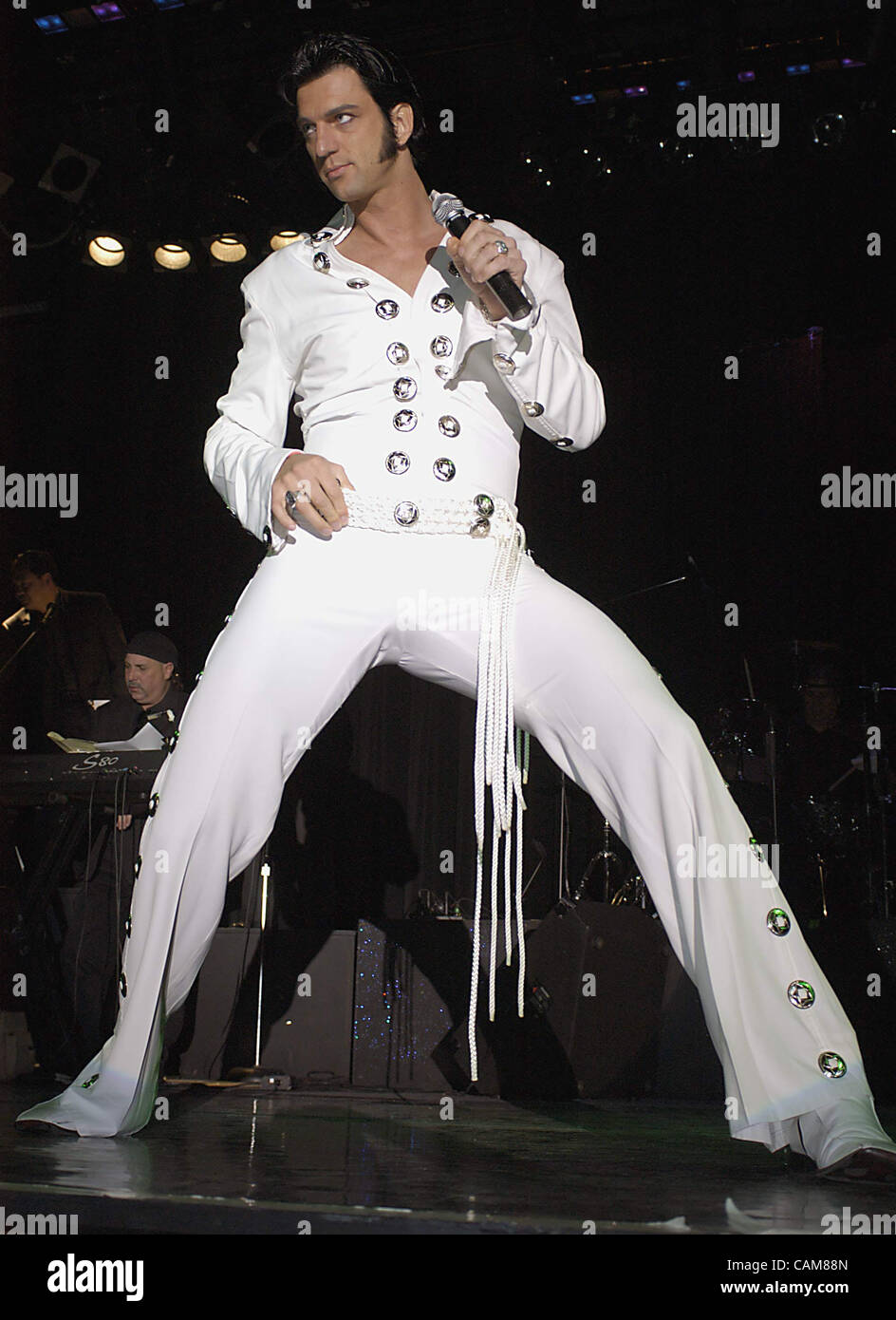 11 gennaio 2004 - Las Vegas, Stati Uniti d'America - Germania Oliver Steinhoff esegue "uspicious menti'', una delle due canzoni ha cantato presso il sosia di Elvis Finali Nazionali a Las Vegas. Quaranta Elvis artisti provenienti da tutto il mondo sono stati giudicati sulla voce, originalità, aspetto e consegna. Il primo posto e Foto Stock