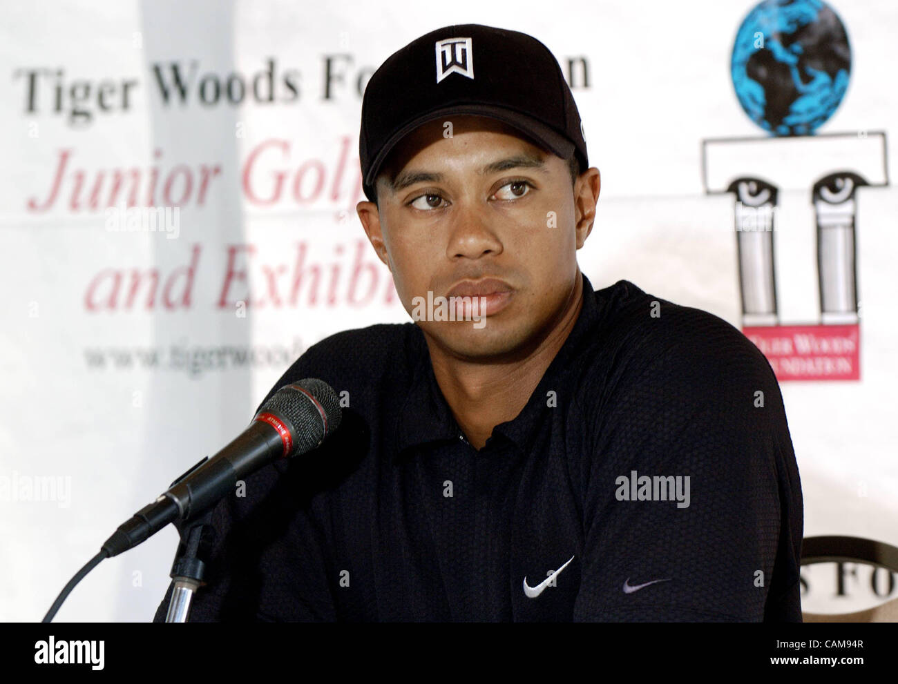 Il 30 agosto 2004 - Anaheim, Stati Uniti d'America - Tiger Woods campi domande durante una conferenza stampa presso il futuro sito di Tiger Woods Learning Center, a 0 milioni di euro, 13- acro struttura educativa di Anaheim, in California. Programma di aprire nella primavera del 2005, il centro ospiterà aule, un laboratorio di computer a Foto Stock