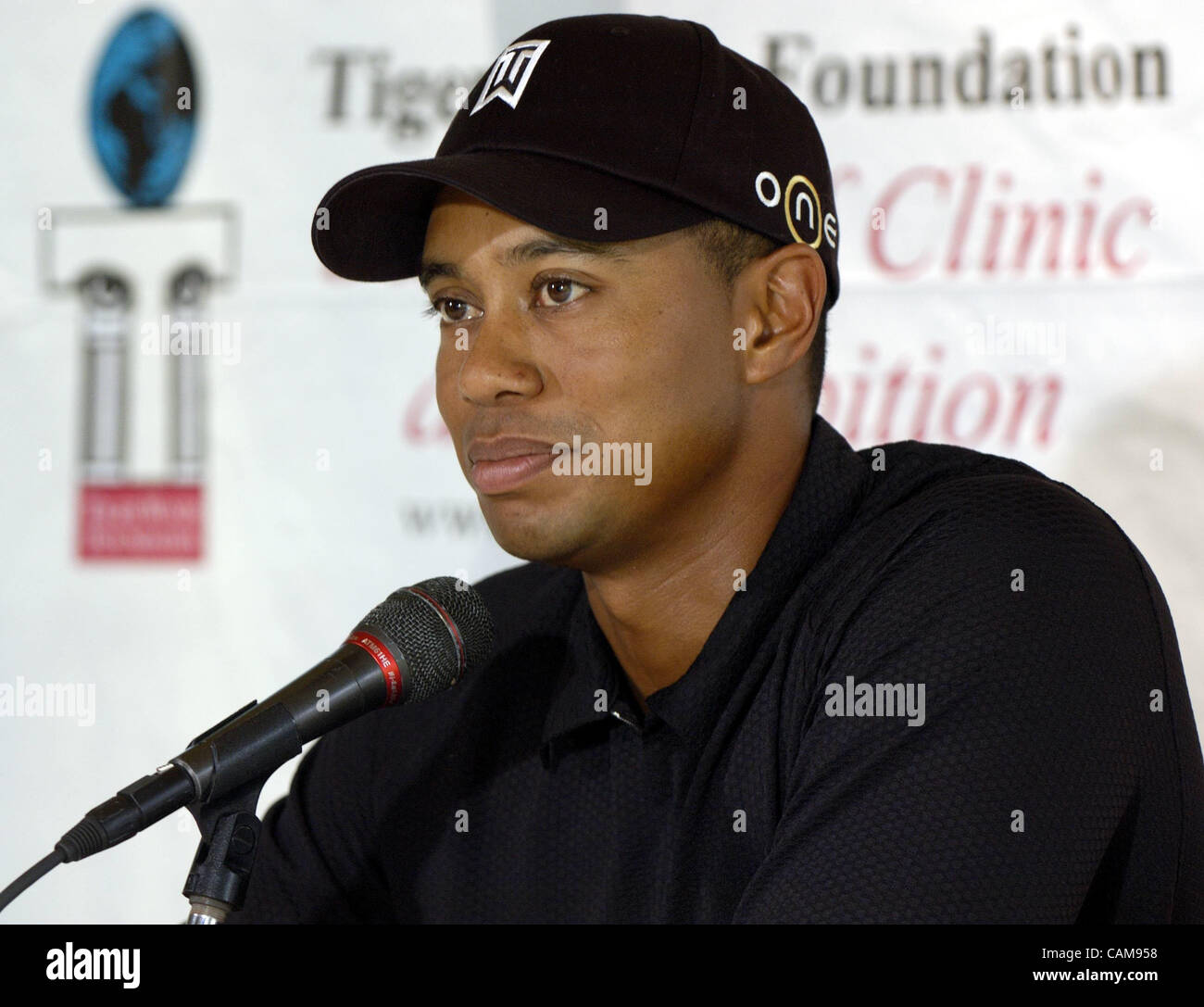 Il 30 agosto 2004 - Anaheim, Stati Uniti d'America - Tiger Woods campi domande durante una conferenza stampa presso il futuro sito di Tiger Woods Learning Center, a 0 milioni di euro, 13- acro struttura educativa di Anaheim, in California. Programma di aprire nella primavera del 2005, il centro ospiterà aule, un laboratorio di computer a Foto Stock