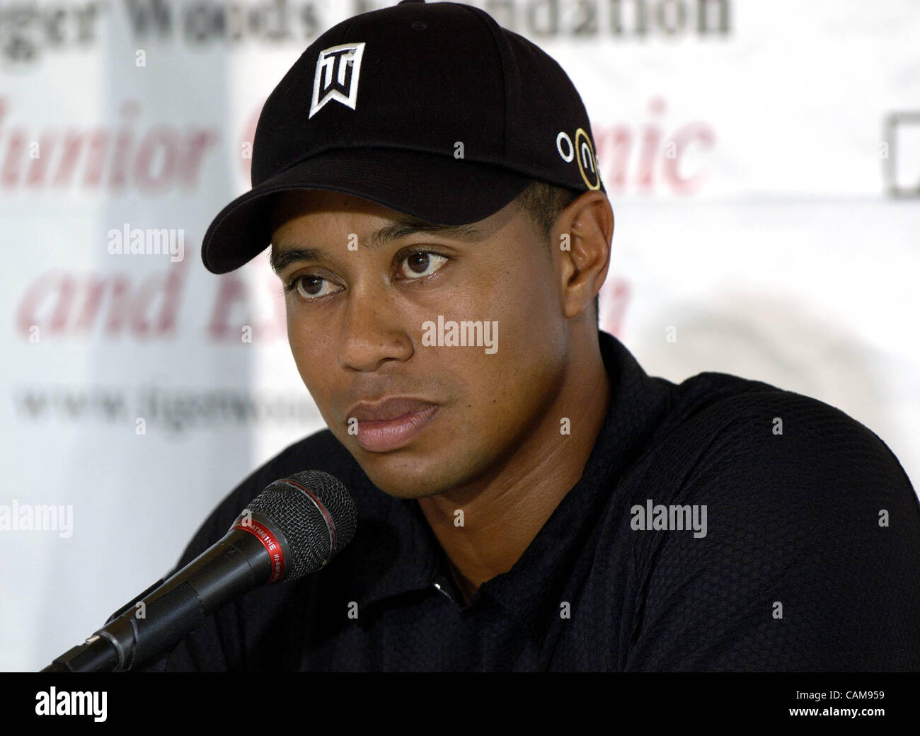 Il 30 agosto 2004 - Anaheim, Stati Uniti d'America - Tiger Woods campi domande durante una conferenza stampa presso il futuro sito di Tiger Woods Learning Center, a 0 milioni di euro, 13- acro struttura educativa di Anaheim, in California. Programma di aprire nella primavera del 2005, il centro ospiterà aule, un laboratorio di computer a Foto Stock