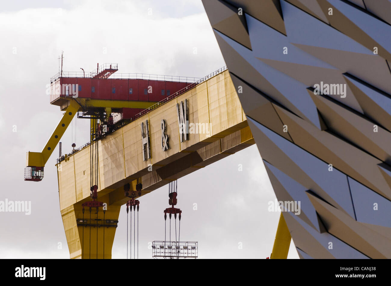 Belfast, Regno Unito. 31/03/2012. Belfast il Titanic firma costruzione si apre al pubblico. Harland e Wolff gru alle spalle dell'edificio. Foto Stock