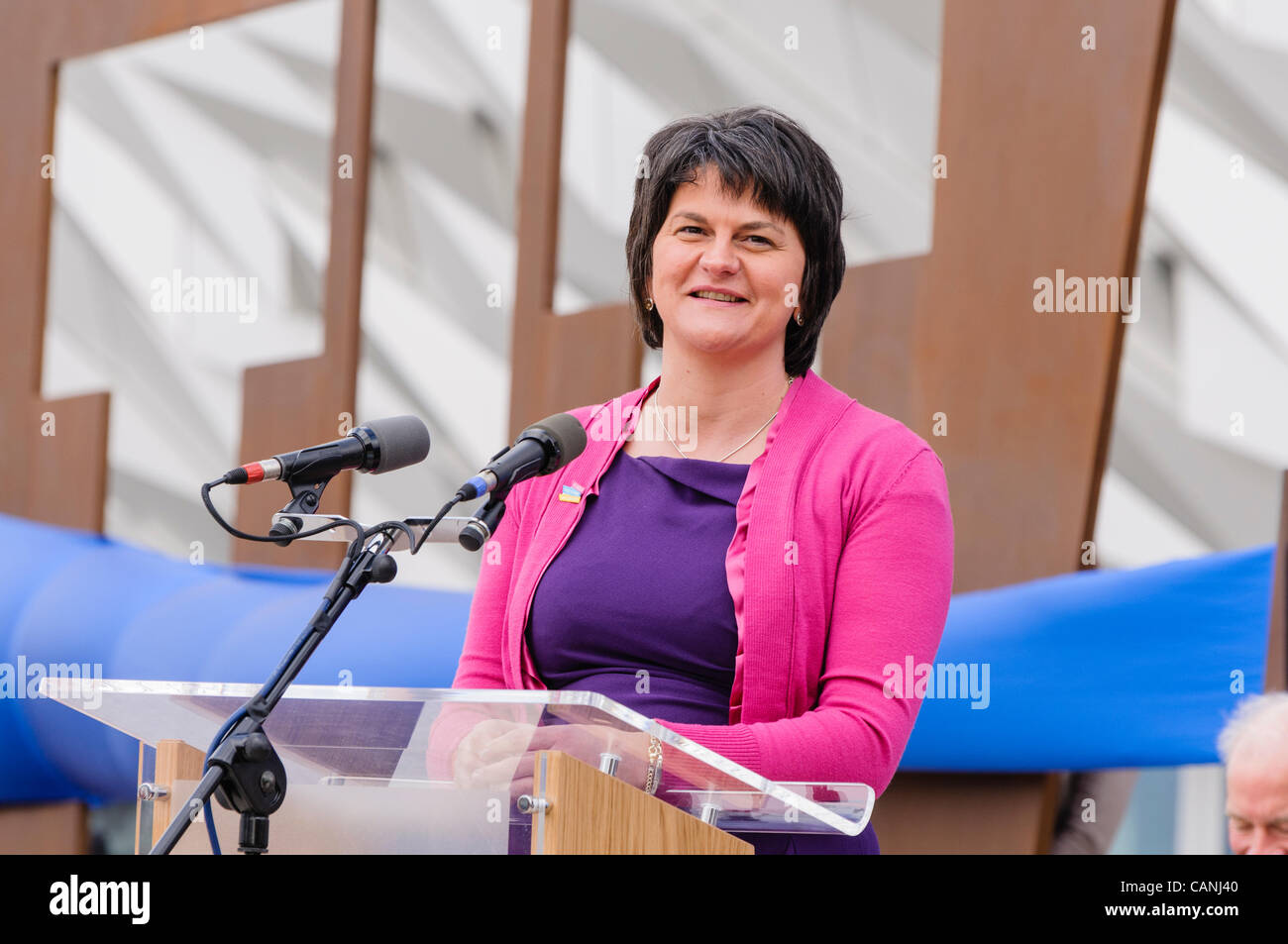 Belfast, Regno Unito. 31/03/2012. Ministro del Commercio e dell'industria, Arlene Foster, parla in apertura di Belfast il Titanic firma edificio al pubblico. Foto Stock