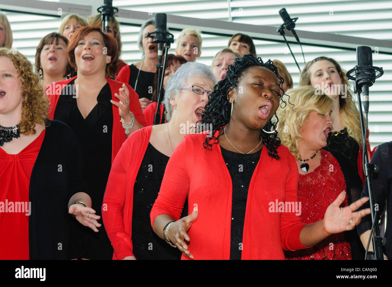 I membri di Belfast coro Gospel cantando Foto Stock