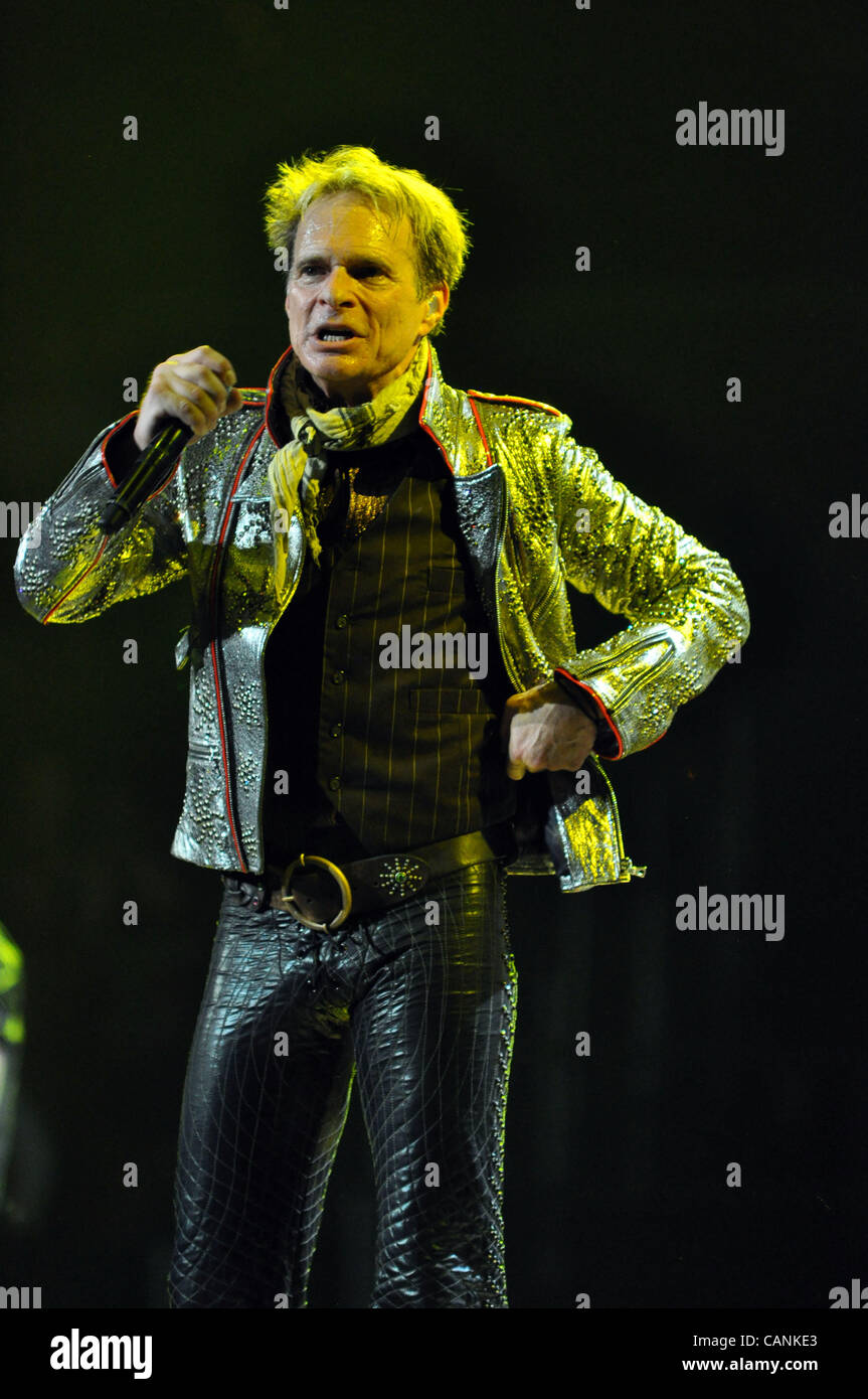 Marzo 27, 2012 - Washington, Distretto di Columbia, Stati Uniti - DAVID LEE ROTH della rock band Van Halen esegue sul palco durante i loro 'diverse Tipo di verità " Tour al Verizon Center. (Credito Immagine: © Tina Fultz/ZUMAPRESS.com) Foto Stock