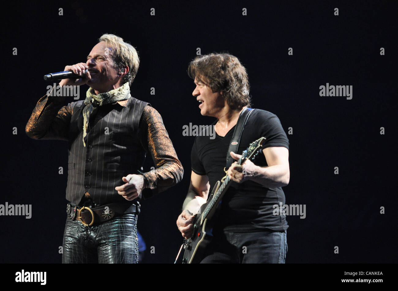 Marzo 27, 2012 - Washington, Distretto di Columbia, Stati Uniti - DAVID Lee Roth e Eddie Van Halen, a destra della rock band Van Halen eseguire sul palco durante i loro 'diverse Tipo di verità " Tour al Verizon Center. (Credito Immagine: © Tina Fultz/ZUMAPRESS.com) Foto Stock