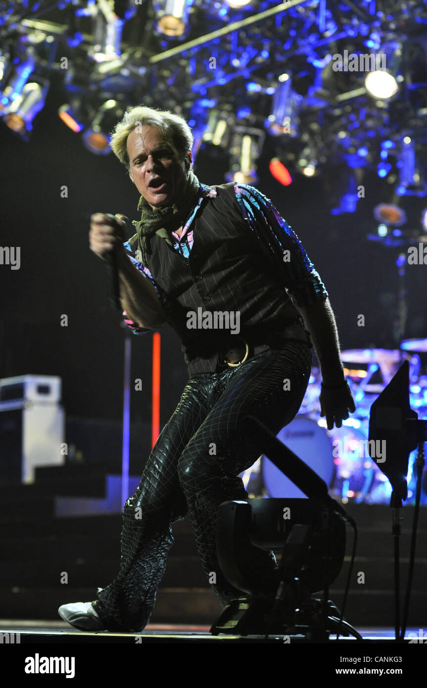 Marzo 27, 2012 - Washington, Distretto di Columbia, Stati Uniti - DAVID LEE ROTH della rock band Van Halen esegue sul palco durante i loro 'diverse Tipo di verità " Tour al Verizon Center. (Credito Immagine: © Tina Fultz/ZUMAPRESS.com) Foto Stock