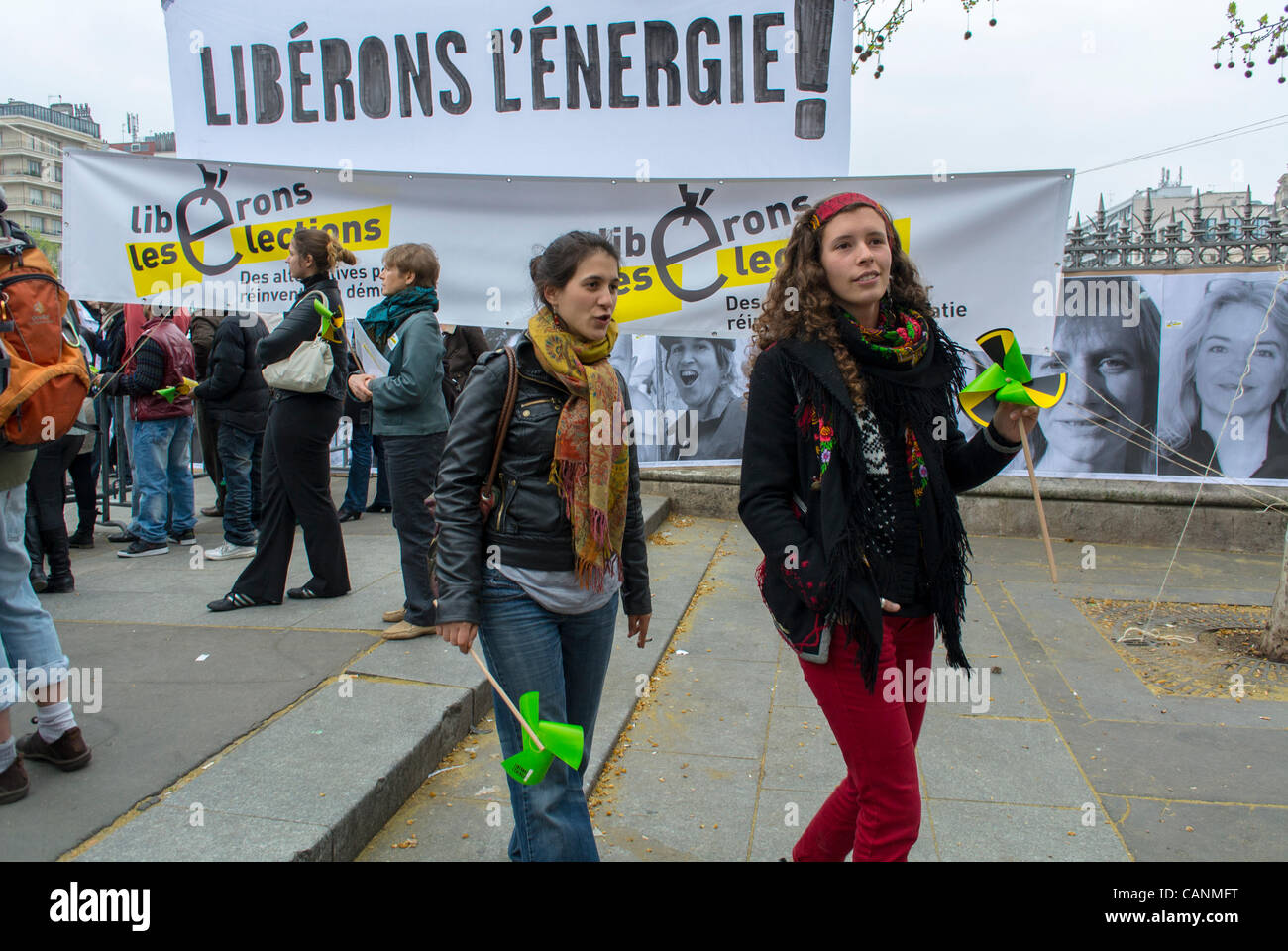 Parigi, Francia, adolescenti francesi all'Environment Awareness Public Event, 'Liberons les elections' (Greenpeace), durante le elezioni presidenziali francesi, dimostratore femminile, donne di protesta climatica Foto Stock