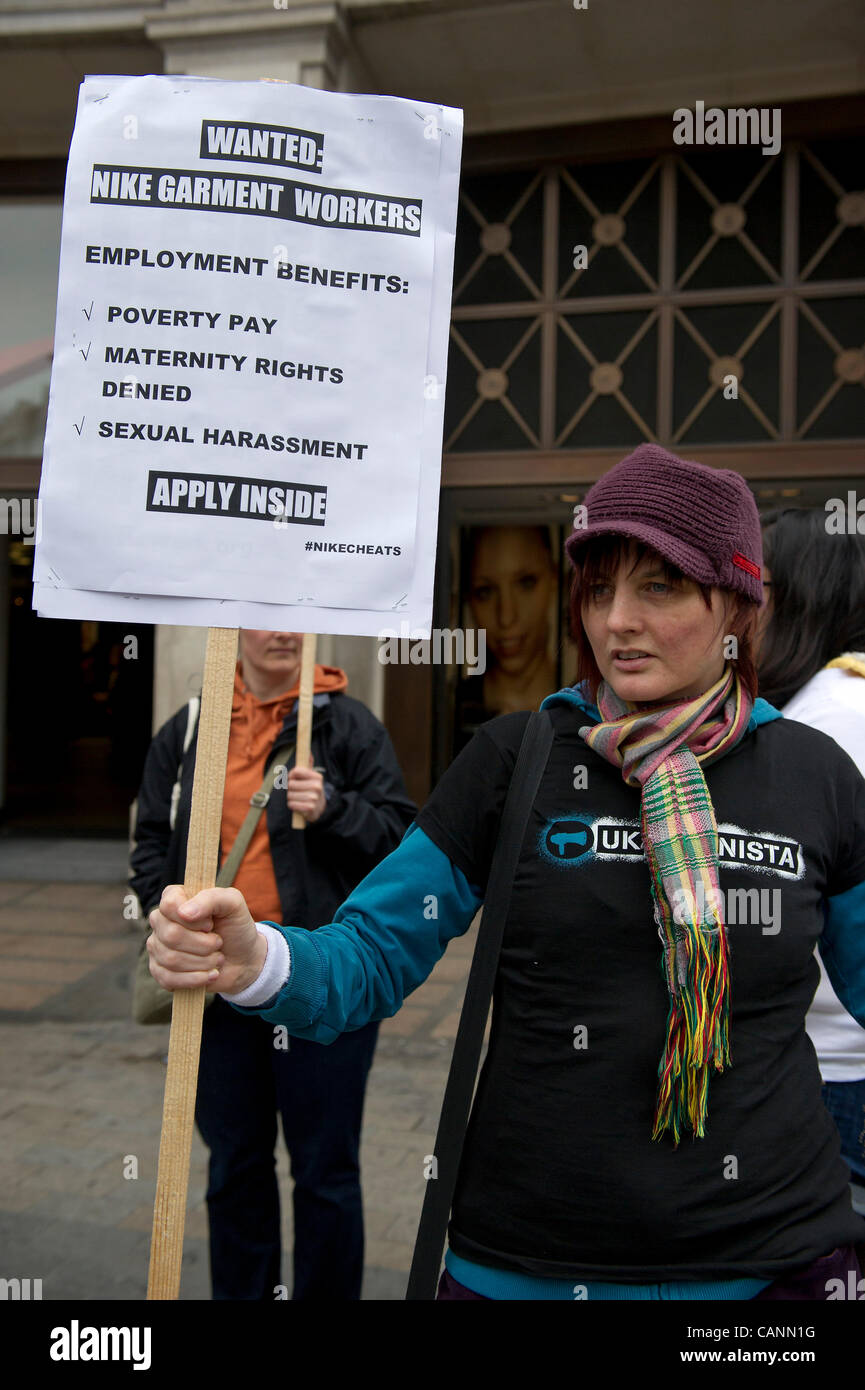 Gli attivisti da UK Feminista protestare contro lo sfruttamento delle donne  capi di abbigliamento per le Olimpiadi Azienda di abbigliamento sportivo  Nike. Gli attivisti 