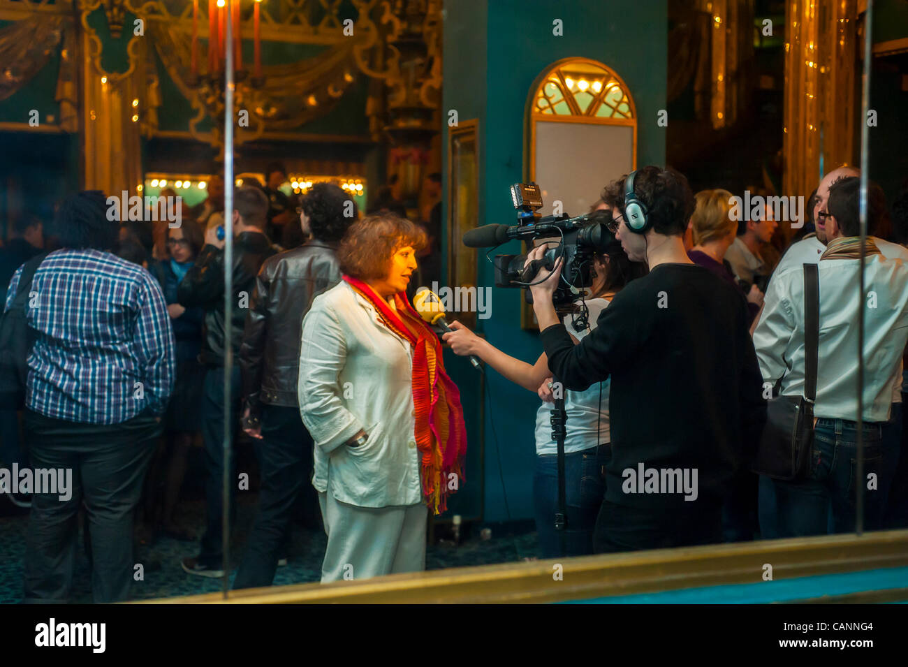 Parigi, Francia, elezioni presidenziali, candidati alla riunione del GLBT, per l'uguaglianza "Fadila Mehal", portavoce di "Francois Bayrou", candidato centrista, intervistato per la TV francese, intervista di giornalista adolescente Foto Stock