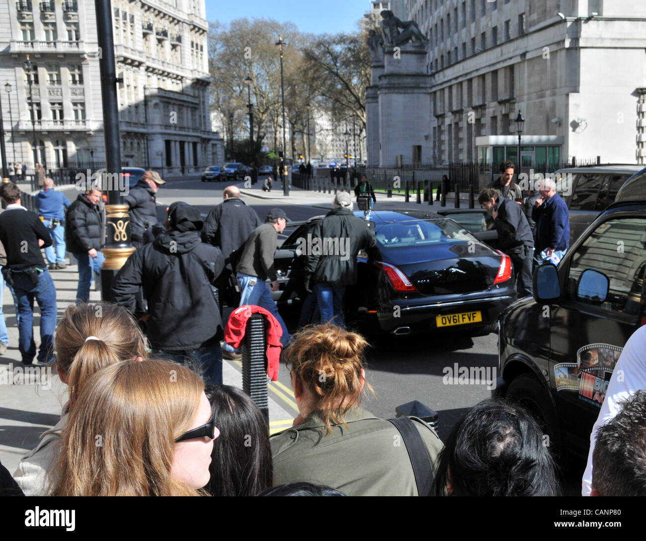L'equipaggio a prepararsi per un prendere, con Daniel Craig e Dame Judi Dench in auto. Whitehall, Londra 1/4/12. Riprese Skyfall il nuovo 007 James Bond, con Daniel Craig e Dame Judi Dench Foto Stock