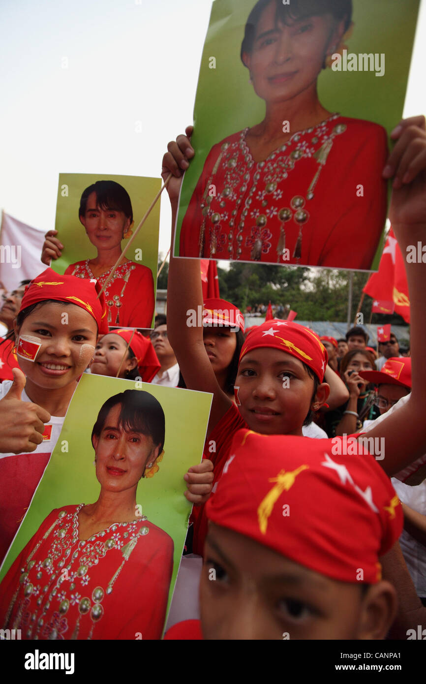 Persone celebrare presso la sede della Lega nazionale per la democrazia, sventolando bandiere e poster di icona della democrazia Aung San Suu Kyi in Yangon, 1 aprile 2012. Foto Stock