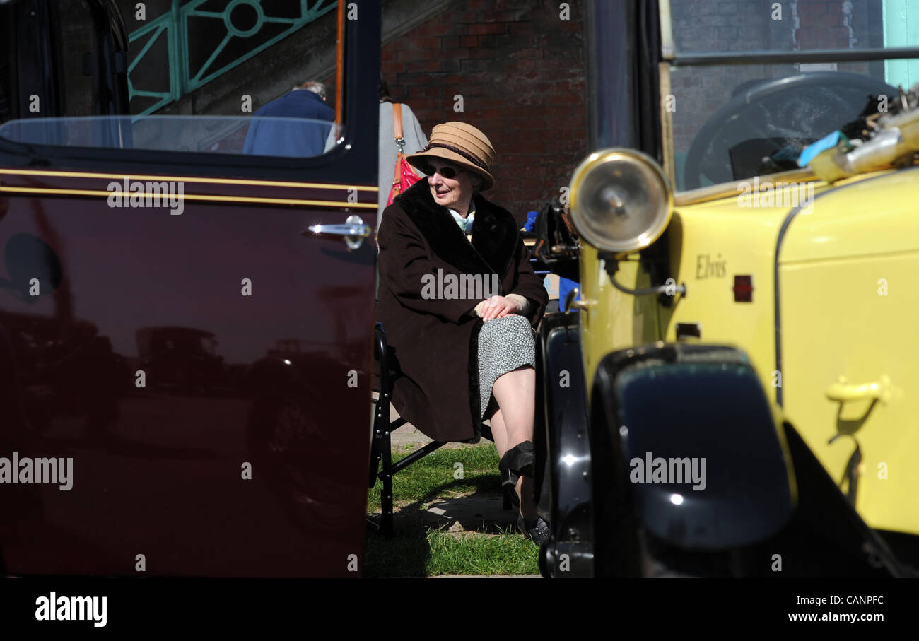 Brighton, Regno Unito. 1 Aprile, 2012. Proprietari prendere parte alla Austin 7 auto Run che finito sul lungomare di Brighton oggi Foto Stock