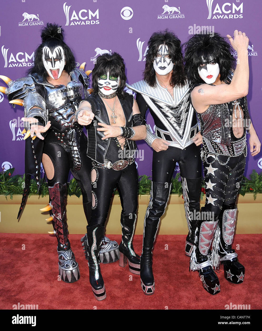 Aprile 1, 2012 - Las Vegas, Nevada, Stati Uniti d'America - Musicisti Gene Simmons, ERIC SINGER, TOMMY THAYER e Paul Stanley dei Kiss di banda arriva sul tappeto rosso al quarantasettesimo Accademia annuale dei premi di musica country che si sta svolgendo a MGM Grand Hotel & Casino Grand Garden Arena si trova a Las Vegas. Copia Foto Stock
