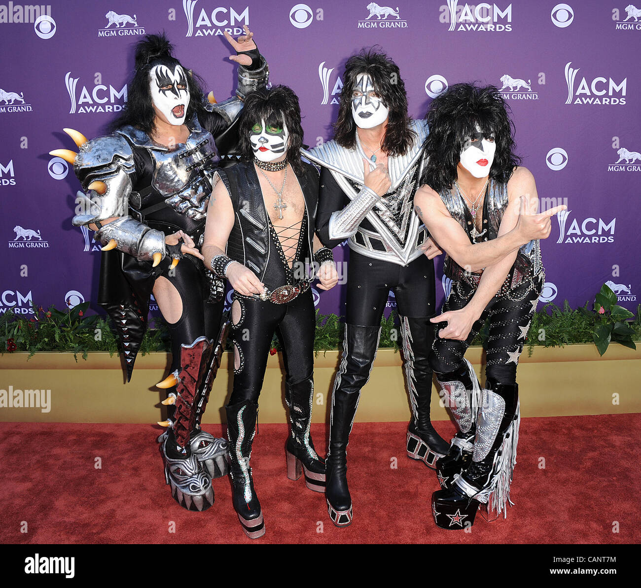 Aprile 1, 2012 - Las Vegas, Nevada, Stati Uniti d'America - Musicisti Gene Simmons, ERIC SINGER, TOMMY THAYER e Paul Stanley dei Kiss di banda arriva sul tappeto rosso al quarantasettesimo Accademia annuale dei premi di musica country che si sta svolgendo a MGM Grand Hotel & Casino Grand Garden Arena si trova a Las Vegas. Copia Foto Stock