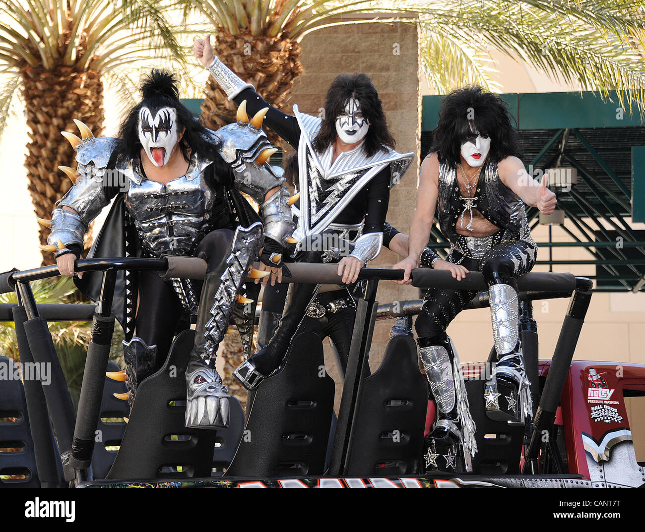 Aprile 1, 2012 - Las Vegas, Nevada, Stati Uniti d'America - Musicisti Gene Simmons, ERIC SINGER, TOMMY THAYER e Paul Stanley dei Kiss di banda arriva sul tappeto rosso al quarantasettesimo Accademia annuale dei premi di musica country che si sta svolgendo a MGM Grand Hotel & Casino Grand Garden Arena si trova a Las Vegas. Copia Foto Stock