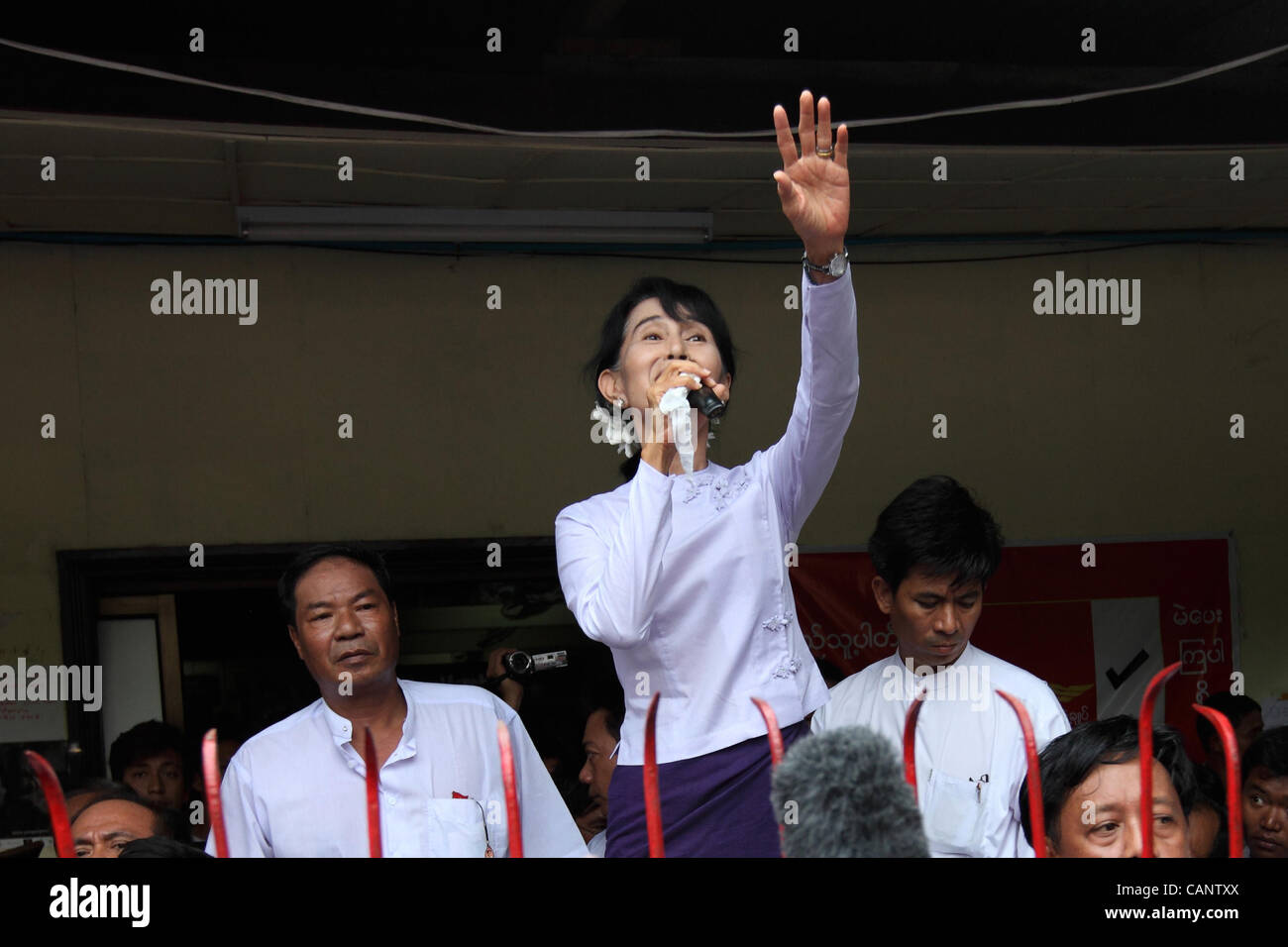 Icona della democrazia Aung San Suu Kyi onde ai sostenitori e media presso la sede centrale di Yangon, 2 aprile 2012. Suu Kyi la Lega nazionale per la democrazia (NLD) montata una schiacciante vittoria elettorale nella storica elezione in Myanmar ieri. Foto Stock