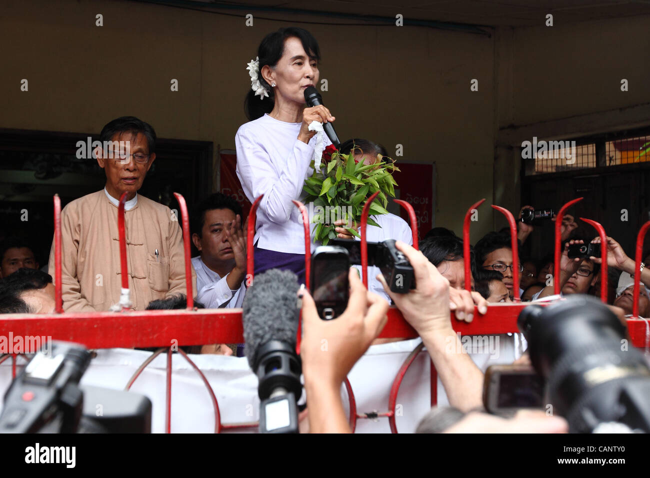 Myanmar Birmania. Lunedì 2 aprile 2012. Icona della democrazia Aung San Suu Kyi parla di tifosi e media presso la sede centrale di Yangon. Suu Kyi la Lega nazionale per la democrazia (NLD) montata una schiacciante vittoria elettorale nella storica elezione in Myanmar ieri. Foto Stock