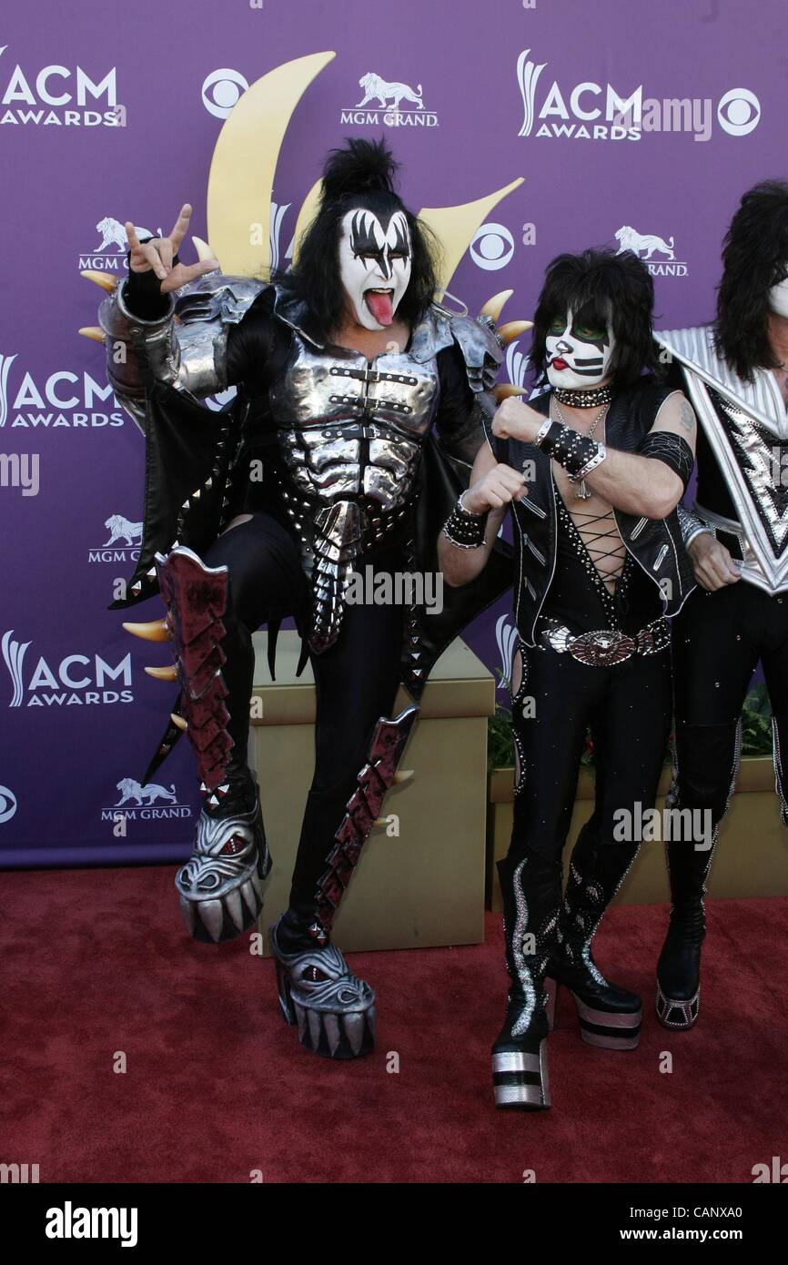 Gene Simmons, Eric cantante di Kiss presso gli arrivi per 47° Annual Academy of Country Music (ACM) Awards - Gli arrivi 2, MGM Grand Garden Arena di Las Vegas, NV Aprile 1, 2012. Foto di: James Atoa/Everett Collection Foto Stock