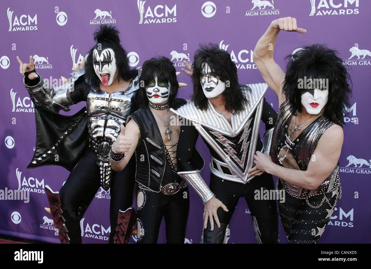 Gene Simmons, Eric Singer, Tommy Thayer, Paul Stanley dei Kiss presso gli arrivi per 47° Annual Academy of Country Music (ACM) Awards - Gli arrivi 2, MGM Grand Garden Arena di Las Vegas, NV Aprile 1, 2012. Foto di: James Atoa/Everett Collection Foto Stock