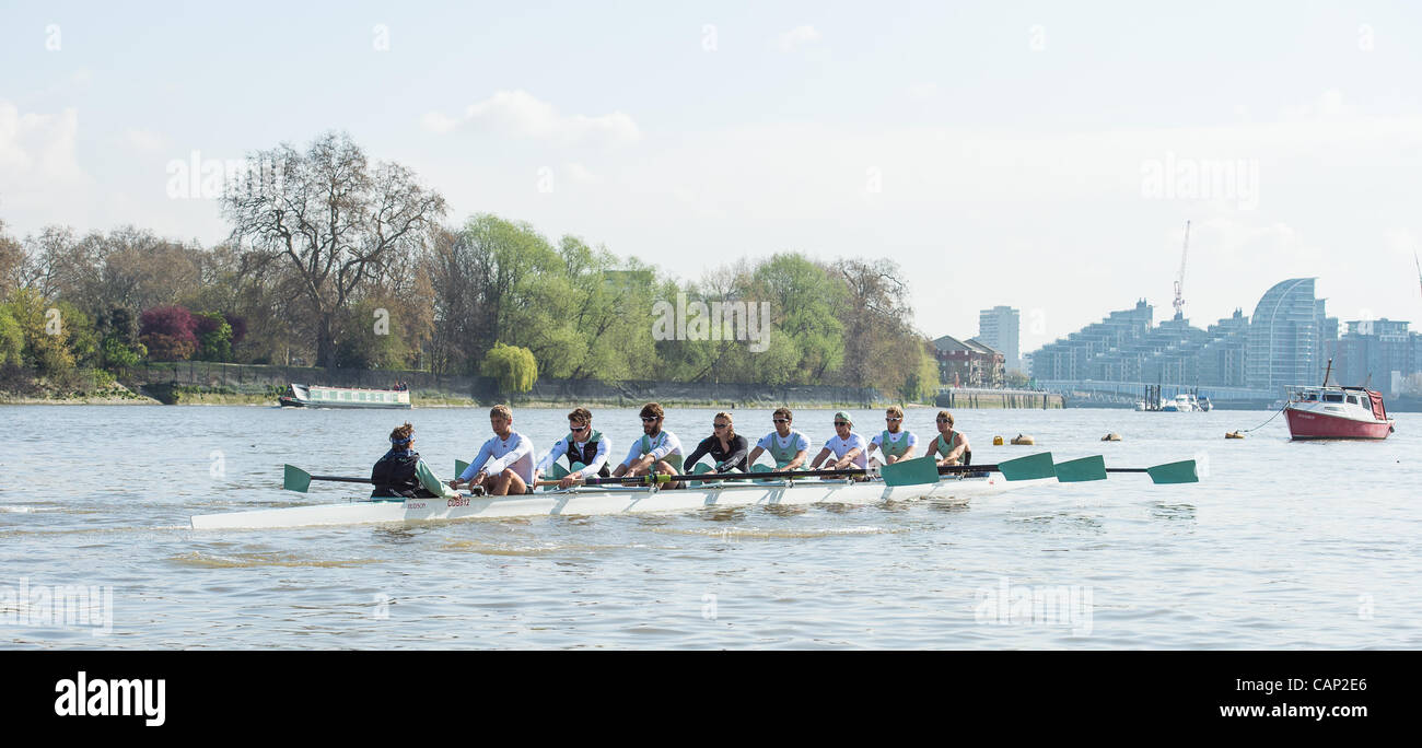 03/04/2012. 158Xchanging Oxford & Università di Cambridge Boat Race. Cambridge barca blu sulla gita in pratica durante la precedente settimana Tideway. Cambridge equipaggio blu:-1 Prua: David Nelson (AUS), 2 Moritz Schramm (GER), 3 Jack Lindeman (USA), 4 Alex Ross (NZ), 5 Mike Thorp (GBR), 6 Steve Dudek (U Foto Stock