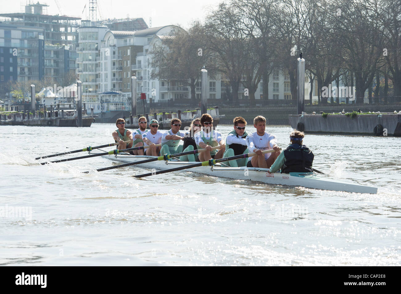 03/04/2012. 158Xchanging Oxford & Università di Cambridge Boat Race. Cambridge barca blu sulla gita in pratica durante la precedente settimana Tideway. Cambridge equipaggio blu:-1 Prua: David Nelson (AUS), 2 Moritz Schramm (GER), 3 Jack Lindeman (USA), 4 Alex Ross (NZ), 5 Mike Thorp (GBR), 6 Steve Dudek (U Foto Stock