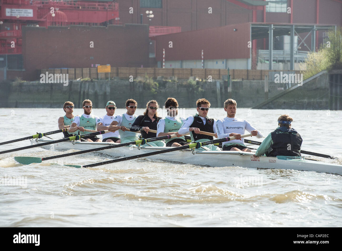 03/04/2012. 158Xchanging Oxford & Università di Cambridge Boat Race. Cambridge barca blu sulla gita in pratica durante la precedente settimana Tideway. Cambridge equipaggio blu:-1 Prua: David Nelson (AUS), 2 Moritz Schramm (GER), 3 Jack Lindeman (USA), 4 Alex Ross (NZ), 5 Mike Thorp (GBR), 6 Steve Dudek (U Foto Stock