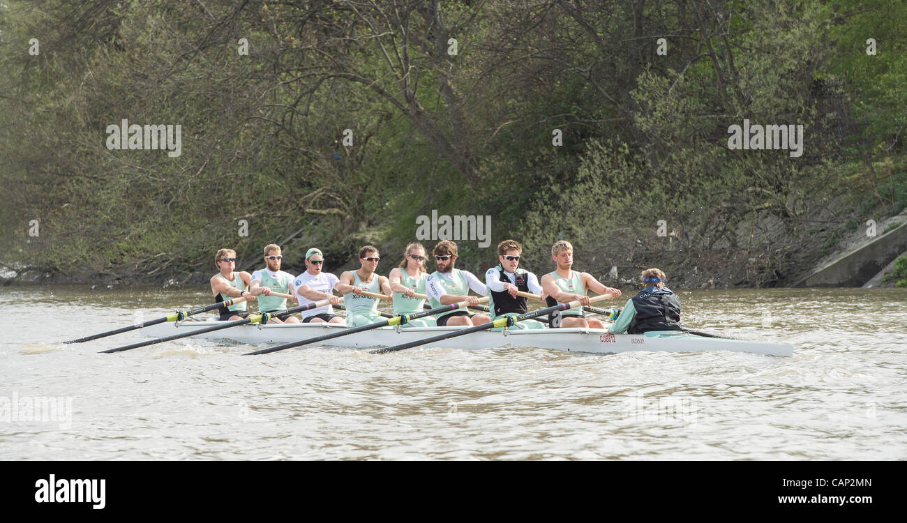 03/04/2012. 158Xchanging Oxford & Università di Cambridge Boat Race. Cambridge barca blu sulla gita in pratica durante la precedente settimana Tideway. Cambridge equipaggio blu:-1 Prua: David Nelson (AUS), 2 Moritz Schramm (GER), 3 Jack Lindeman (USA), 4 Alex Ross (NZ), 5 Mike Thorp (GBR), 6 Steve Dudek ( Foto Stock