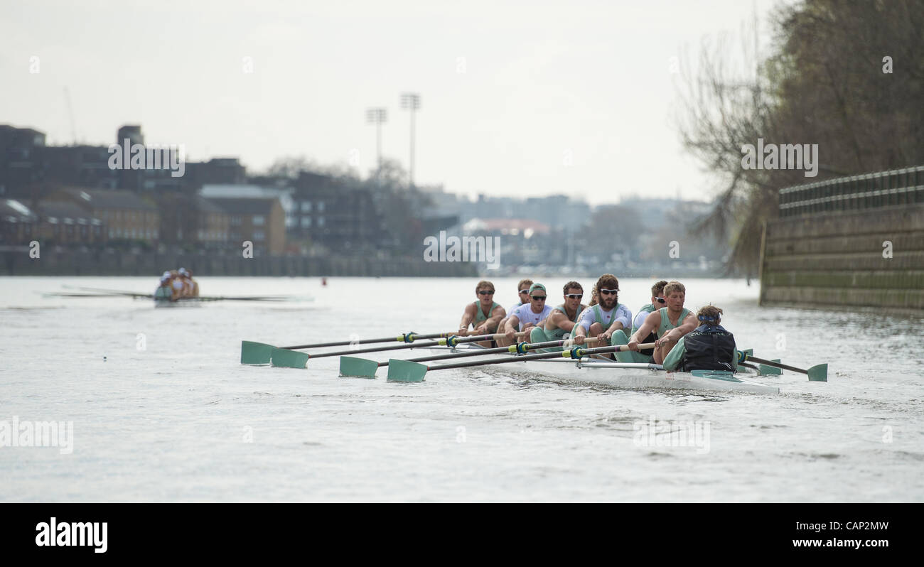 03/04/2012. 158Xchanging Oxford & Università di Cambridge Boat Race. Cambridge barca blu sulla gita in pratica durante la precedente settimana Tideway. Cambridge equipaggio blu:-1 Prua: David Nelson (AUS), 2 Moritz Schramm (GER), 3 Jack Lindeman (USA), 4 Alex Ross (NZ), 5 Mike Thorp (GBR), 6 Steve Dudek ( Foto Stock