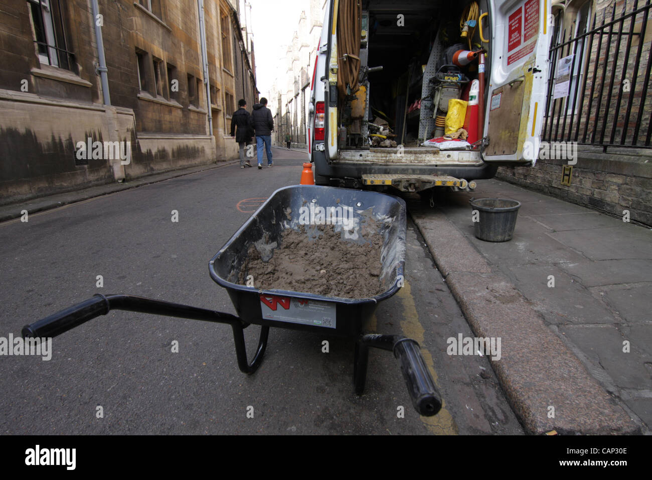 Cambridge, Regno Unito, 3 aprile 2012. Il bel tempo in Inghilterra orientale continua in aprile. Costruttori approfittare del tempo al fine di far procedere i lavori nel centro di Cambridge. Foto Stock