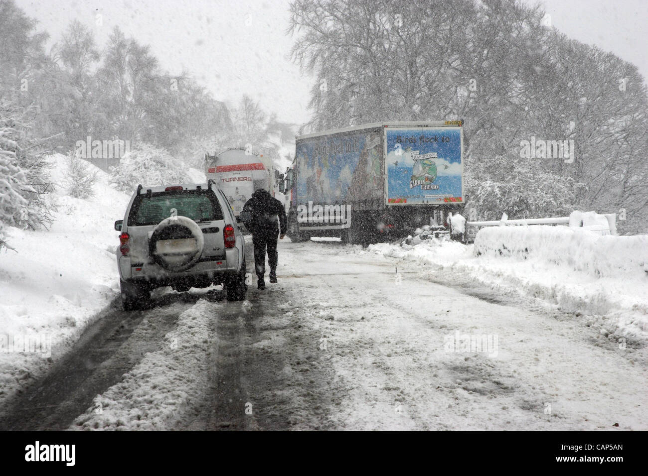 Sheffield, Regno Unito. Mercoledì 4 aprile 2012. Il conducente di un 4x4 SUV passeggiate attraverso la neve per vedere se non vi è un modo in passato gli abbandonati veicoli pesanti che sono diventato bloccato nella neve. Foto Stock