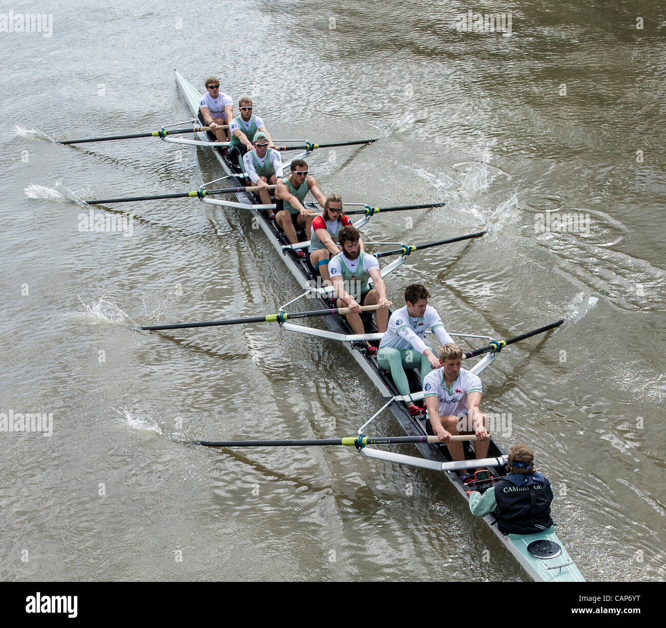 04/04/2012. 158Xchanging Oxford & Università di Cambridge Boat Race. Gita in pratica durante la precedente settimana Tideway. Cambridge, la barca blu passa sotto a Hammersmith Bridge su una gita in pratica che conduce fino a questo sabato il Boat Race. Cambridge equipaggio blu:-1 Prua: David Nelson (AUS), 2 Mori Foto Stock