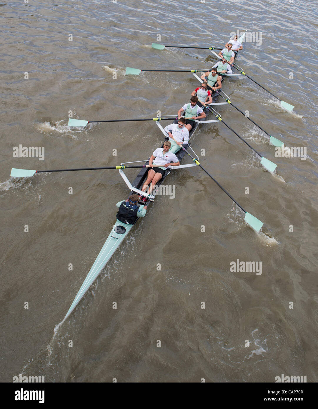 04/04/2012. 158Xchanging Oxford & Università di Cambridge Boat Race. Gita in pratica durante la precedente settimana Tideway. Cambridge equipaggio blu su una pratica scampagnate, passando sotto il ponte di Hammersmith. Cambridge equipaggio blu:-1 Prua: David Nelson (AUS), 2 Moritz Schramm (GER), 3 Jack Lindeman (USA), Foto Stock