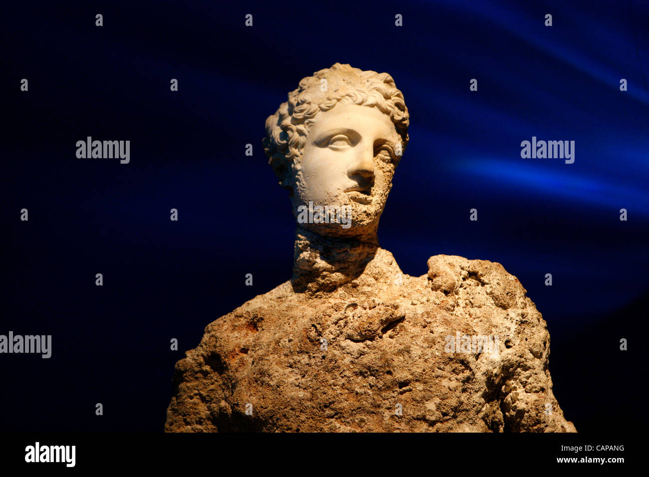 4/4/2012 Atene Grecia. Statua di Hermes. Il 'Relitto di Antikythera' mostra si svolge al Museo Archeologico Nazionale di Atene. Tutte le antichità recuperato nel 1900-1901 e 1976 dal leggendario naufragio off l isolotto di Antikythera sud del Peloponneso sarà presentato per la prima t Foto Stock