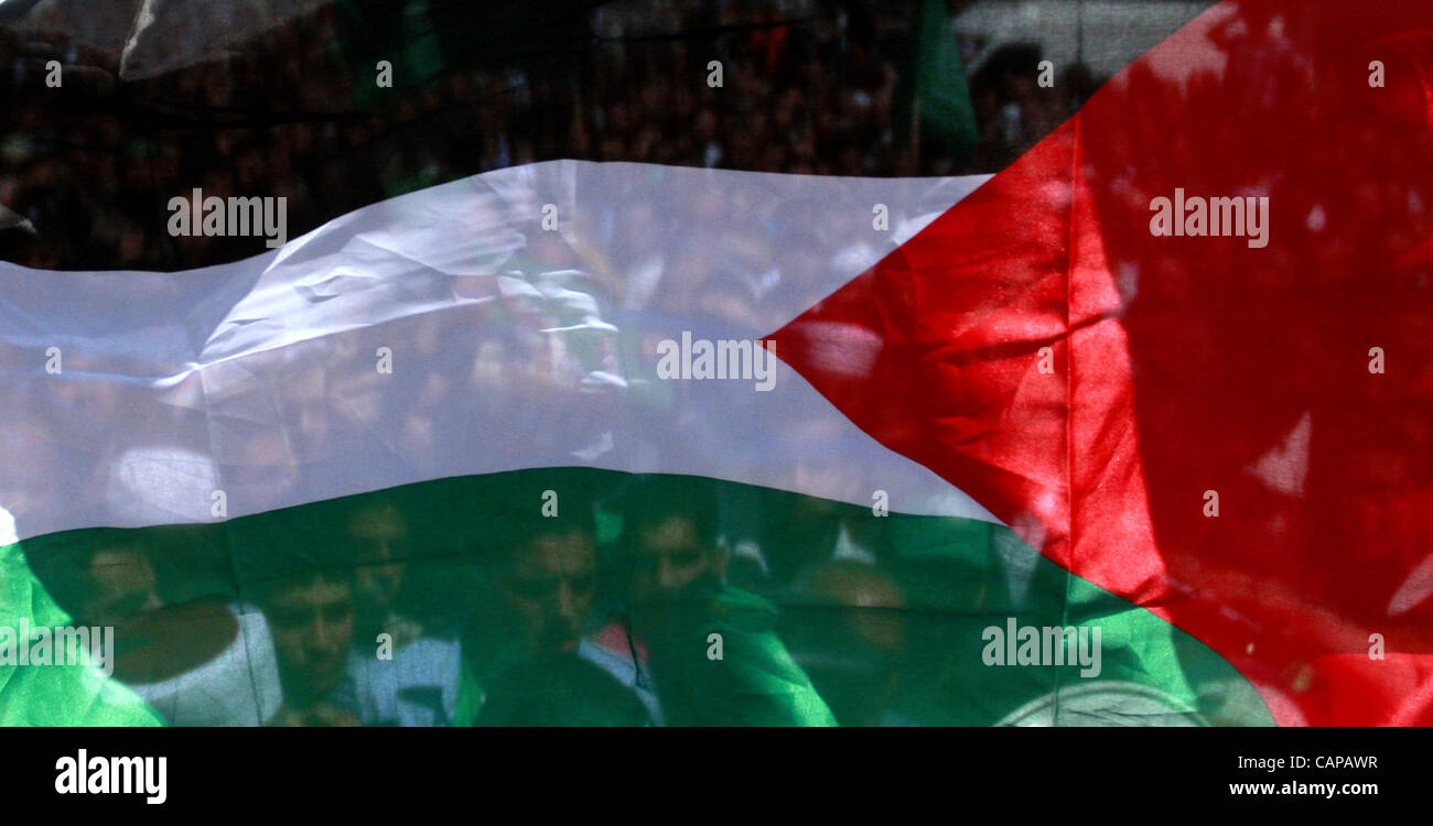 5 aprile 2012 - Nablus, West Bank, Territori palestinesi - Lutto palestinese si radunano attorno al corpo dello sceicco Hamed Al-Betawi membro del consiglio legislativo per Hamas durante il suo funerale in Cisgiordania città di giovedì, 5 aprile 2012 . Foto di Wagdi Eshtayah (credito Immagine: © Wagdi Eshtaya Foto Stock