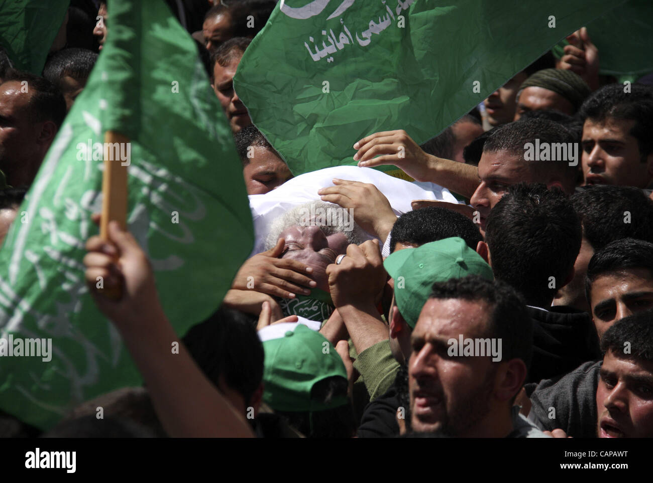 5 aprile 2012 - Nablus, West Bank, Territori palestinesi - Lutto palestinese si radunano attorno al corpo dello sceicco Hamed Al-Betawi membro del consiglio legislativo per Hamas durante il suo funerale in Cisgiordania città di giovedì, 5 aprile 2012 . Foto di Wagdi Eshtayah (credito Immagine: © Wagdi Eshtaya Foto Stock