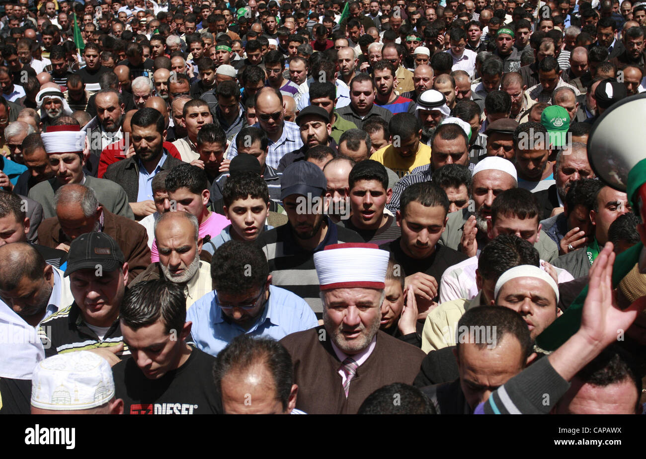 5 aprile 2012 - Nablus, West Bank, Territori palestinesi - Lutto palestinese si radunano attorno al corpo dello sceicco Hamed Al-Betawi membro del consiglio legislativo per Hamas durante il suo funerale in Cisgiordania città di giovedì, 5 aprile 2012 . Foto di Wagdi Eshtayah (credito Immagine: © Wagdi Eshtaya Foto Stock