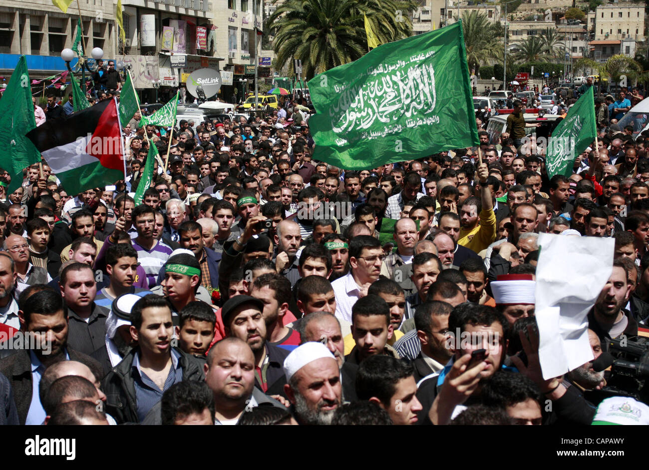 5 aprile 2012 - Nablus, West Bank, Territori palestinesi - Lutto palestinese si radunano attorno al corpo dello sceicco Hamed Al-Betawi membro del consiglio legislativo per Hamas durante il suo funerale in Cisgiordania città di giovedì, 5 aprile 2012 . Foto di Wagdi Eshtayah (credito Immagine: © Wagdi Eshtaya Foto Stock